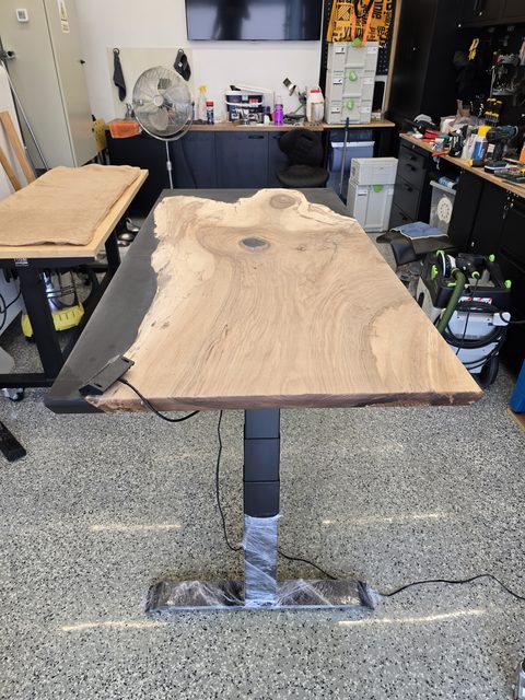 Biroul din nuc gata, în atelier