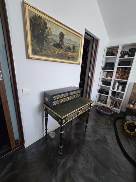 Biroul restaurat, într-o cameră