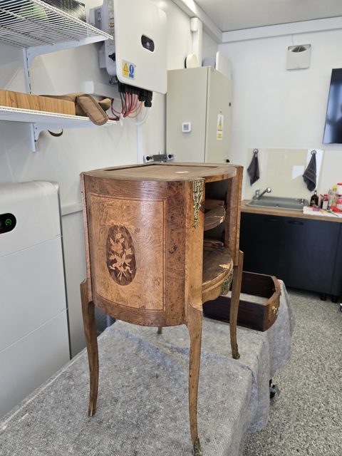Comodă cu marchetărie în atelier