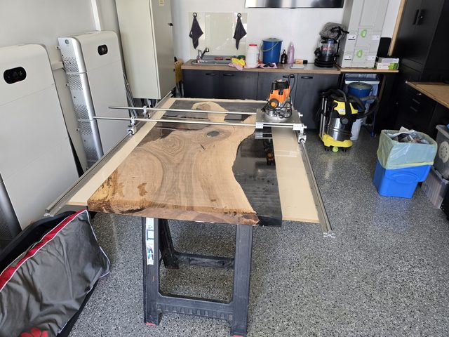 Blatul de nuc cu rășină pe cadrul de frezare, în atelier