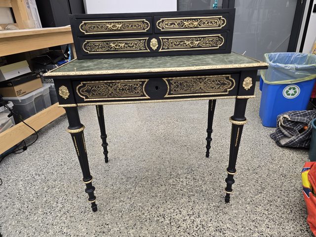 Biroul văzut din față, în atelier