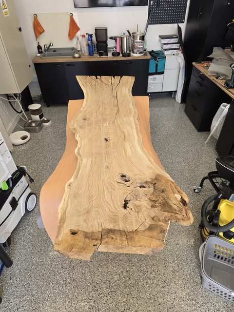 Blatul de stejar întins pe banc, în atelier